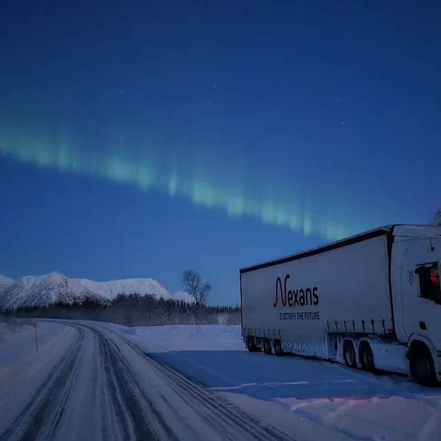 Lastebil foran nordlys